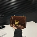 Bolso bandolera de terciopelo marrón con cadena y hebilla metálica geométrica - Marrón