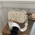 Retro-Umhängetasche in Creme mit Monogramm-Muster, breitem Gurt und goldener Hardware - Weiß