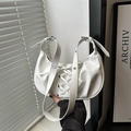 Borsa a spalla a mezzaluna bianca con lacci decorativi e fibbia in metallo regolabile - Bianco