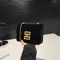 Elegante bolso de terciopelo negro con diseño acolchado y cadena metálica dorada - Negro