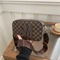 Braune Vintage-Kameratasche mit Monogrammmuster und breitem Gurt für die Freizeit - Braun