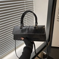 Borsa baguette nera lucida con fibbia dorata, modello a tracolla e a mano per donna - Nero
