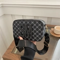 Grauschwarze Umhängetasche mit Monogramm-Muster, SM-Logo und breitem Schultergurt - Schwarz
