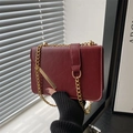 Borsa a tracolla retrò rosso scuro in similpelle con finiture dorate e catena spessa - Rosso