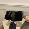 Borsa a tracolla nera opaca con fibbia dorata, moda retrò femminile autunno 2024 - Nero