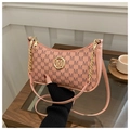 Détail du sac hobo rose avec imprimé monogramme et logo M doré sur chaîne dorée - Rose
