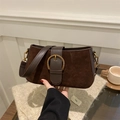 Borsa a tracolla vintage marrone scuro opaca con fibbia a D dorata testurizzata da donna - Marrone