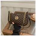 Détail du sac à bandoulière marron vintage avec texture monogramme et logo M doré - Marron