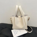 Borsa a secchiello minimalista in pelle martellata bianco crema con manici e logo moda - Bianco