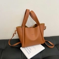 Borsa a secchiello in pelle marrone con grana litchi, manico e scritta FASHION - Marrone