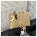 Détail du cabas beige avec texture à damier gaufré et foulard en soie sur la poignée - Kaki