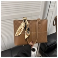 Détail du sac cabas marron caramel avec gaufrage en damier et poignée en foulard - Fauve