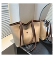 Detalle del bolso tote bicolor beige y marrón con bolsillo decorativo de botón - Caqui