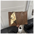 Détail d'un sac cabas en cuir marron avec motif à damier et foulard en soie décoratif - Brun Foncé