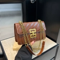 Borsa a tracolla marrone lucida retrò con fibbia dorata geometrica e catena dorata - Marrone