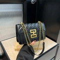 Borsa a tracolla in pelle nera trapuntata con cuciture a V e chiusura geometrica dorata - Nero