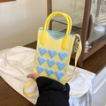 Mini sac tricoté jaune avec cœurs bleus 3D, présenté avec poignée et bandoulière - Jaune
