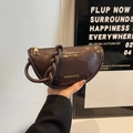 Sac demi-lune en similicuir marron avec poignée tressée et fermeture éclair dorée - Marron