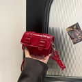 Mini donkerrode crossbodytas met glanzende afwerking en decoratieve plastic ketting - Rood