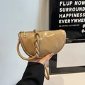Sac à bandoulière beige chic avec poignée tressée et finition en cuir synthétique brillant - Kaki