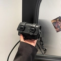 Mini zwarte vierkante crossbodytas met olie-textuur, gespen en acryl kettingriem - Zwart
