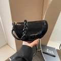 Sac à bandoulière demi-lune noir brillant avec zip doré et détail de anse tressée - Noir