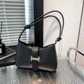 Bolso de hombro negro minimalista con hebilla metálica dorada y correas con nudos - Negro
