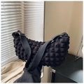 Detalle de bolso nube negro textura popcorn con correa ancha y hebilla de plata - Negro