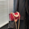 Mini rode crossbodytas met krokodillenpatroon, parelhandvat en gouden ketting - Rood