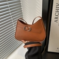 Elegante borsa a mezzaluna in pelle marrone cognac con fibbia argentata e tracolla regolabile - Marrone
