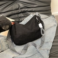 Borsa hobo chic in velluto a coste nero con tracolla a fantasia e ciondolo - Nero (Senza Pendente)