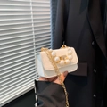 Mini witte tas met krokodillenprint, parels en fijne goudkleurige kettingband - Wit