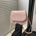 Rosafarbene Satteltasche in Marmor-Optik mit Fashion-Aufdruck und Silber-Details - Rosa