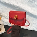 Rote Crossbody-Umhängetasche aus Leder mit goldener Hufeisenschnalle im Retro-Stil - Rot