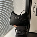Borsa a mezzaluna nera minimalista con fibbia argento e dettaglio cinturino decorativo - Nero