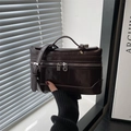 Borsa a tracolla minimalista marrone scuro in pelle con cerniera e manico superiore - Marrone