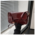 Borsa a spalla bordeaux in pelle verniciata lucida con dettagli in metallo dorato - Rosso