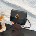 Schicke schwarze Satteltasche aus Glanzleder mit goldener Hufeisenschnalle - Schwarz