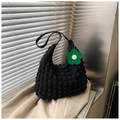 Borsa tote nera in tessuto a bolle con ciondolo a fiore verde e tracolla sottile - Nero