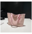 Dettaglio della borsa tote rosa con stampa di lettere e ciondolo dorato in metallo - Rosa
