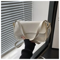 Borsa a spalla in pelle verniciata bianca con fibbia in metallo dorato e tracolla - Bianco