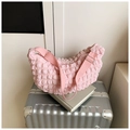 Bolso bandolera rosa chic con textura de burbujas y correa ancha ajustable de tela - Rosa