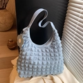 Borsa tote celeste con trama a nido d'ape, ciondolo a fiore e tracolla in pelle - Blu