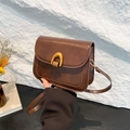 Borsa a tracolla marrone retrò con patta curva e fibbia ad arco dorata lucida - Marrone