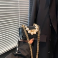 Mini zwarte crossbodytas met krokodillentextuur, parels en gouden schakelketting - Zwart