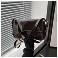 Borsa a spalla quadrata in pelle verniciata marrone scuro con finitura lucida e fibbia - Marrone