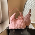 Borsa a spalla rosa con trama a bolle, ciondolo a fiore e design plissettato alla moda - Rosa