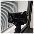 Borsa a spalla in pelle verniciata nera lucida con chiusura dorata e tracolla regolabile - Nero
