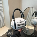 Bolso original con forma de rugby en cuero PU blanco y negro con cadena metálica - Blanco