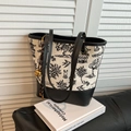 Bolso tipo cubo bordado estilo chino con estampado artístico de paisajes - Con Colgante / Negro